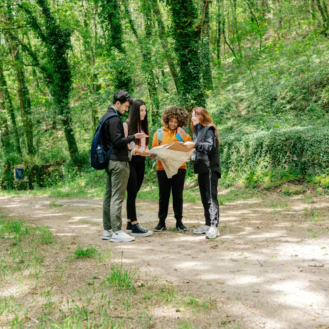 Mensen in het bos met kaart
